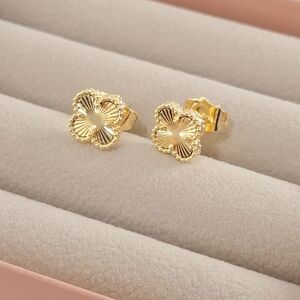 14kt gold-filled clover stud earrings.